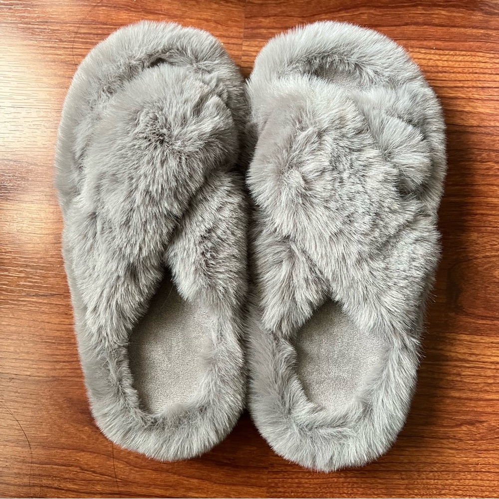 NWB Chantamoo Grey Faux Fur slippers - women’s size 6